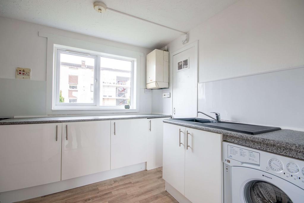 Calder Grove Edinburgh EH11 4LX... 3 bed flat £950 pcm (£219 pw)