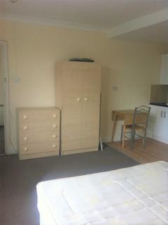 Studio to rent, Feltham TW14