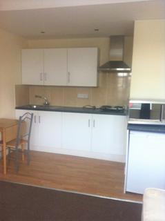 Studio to rent, Feltham TW14