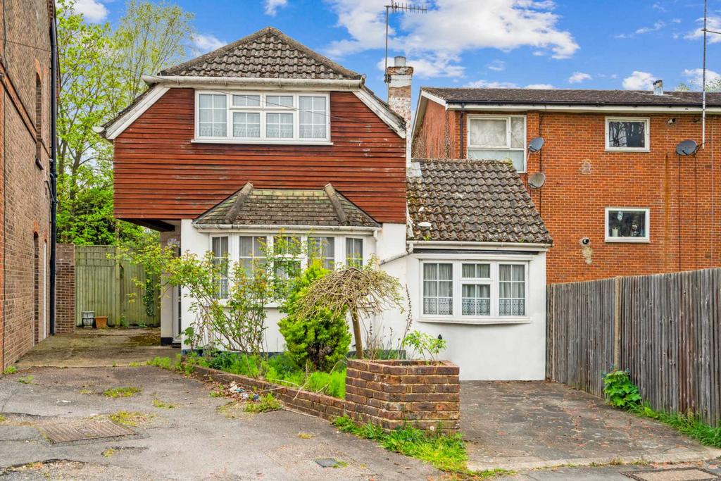 Bushey Grove Road, Bushey 2 bed detached house for sale £450,000