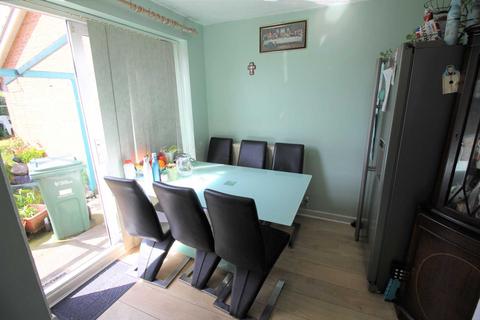 3 bedroom end of terrace house to rent, Wyvern Close, Weston-super-Mare