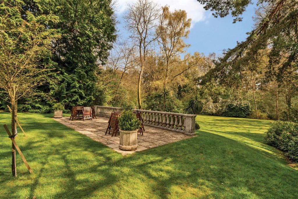 Shottermill Park, Hindhead Road, Haslemere, GU27 2 bed flat £389,950