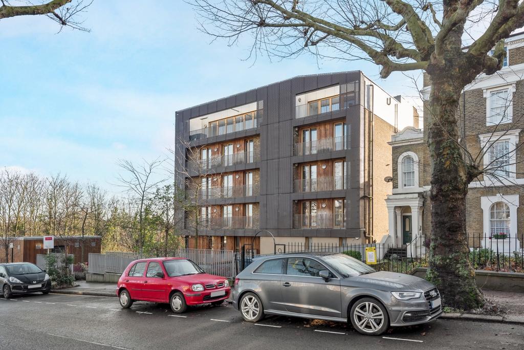 Grove Park London SE5 2 bed flat £2,500 pcm (£577 pw)
