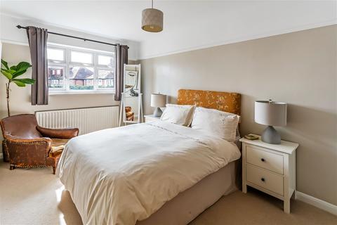 8 Blakes Terrace, New Malden, KT3 6ET