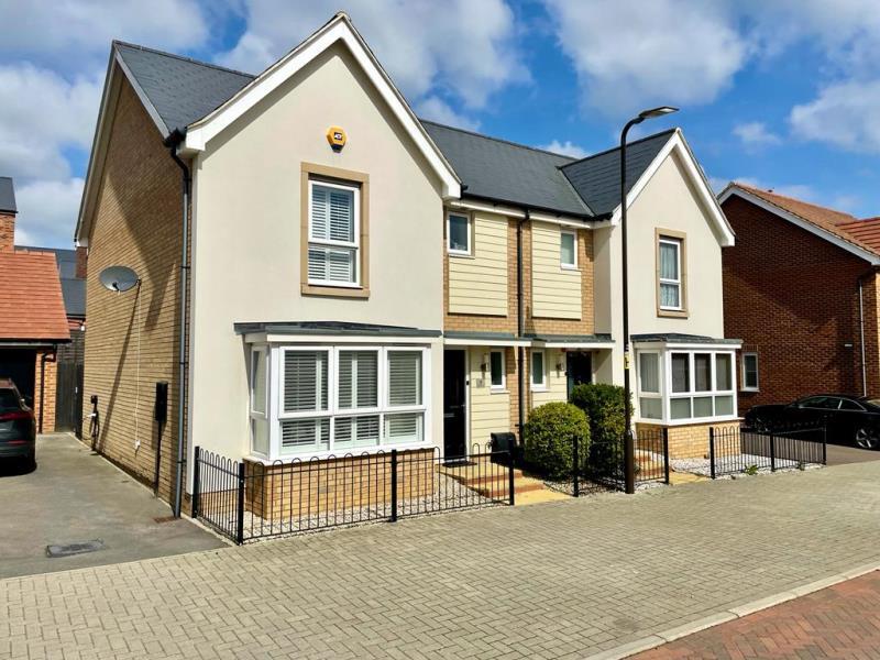 Dexter Drive, Whitehouse Park 3 bed semidetached house £1,750 pcm (£