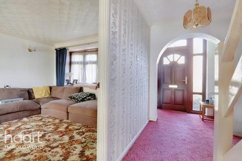 3 Briars Walk, Romford, RM3 0DH
