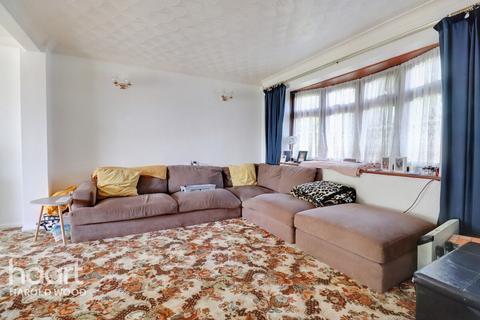 3 Briars Walk, Romford, RM3 0DH