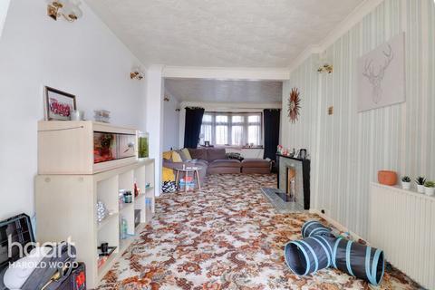 3 Briars Walk, Romford, RM3 0DH
