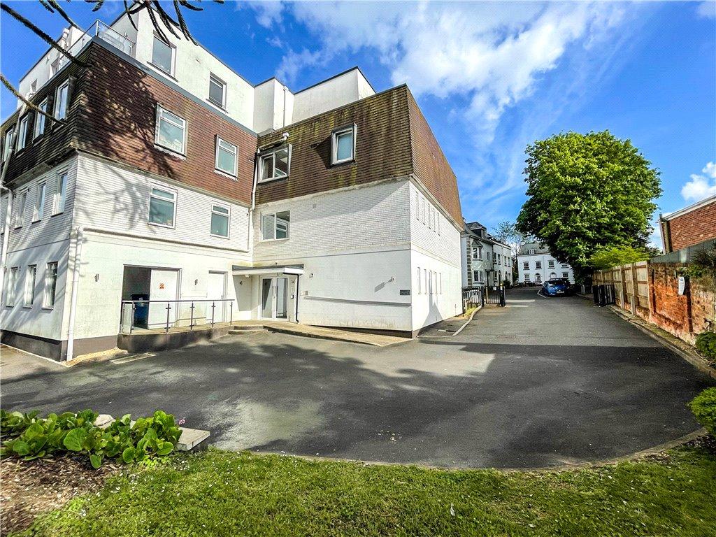 Winchester Road, Basingstoke... 2 bed penthouse £1,450 pcm (£335 pw)