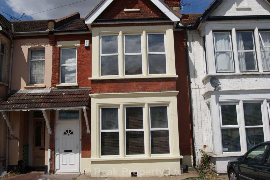 Ambleside Drive, Southend On Sea 1 bed in a house share £510 pcm (£118 pw)