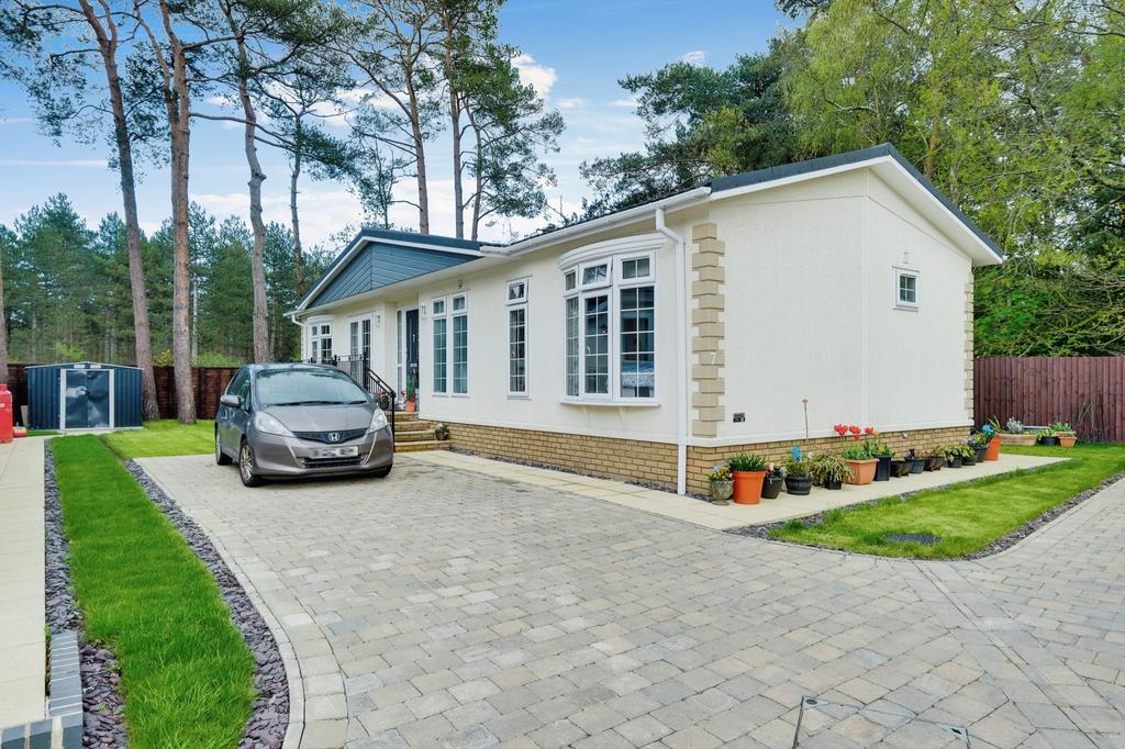 Christchurch, Dorset, BH23 2 bed park home for sale £300,000