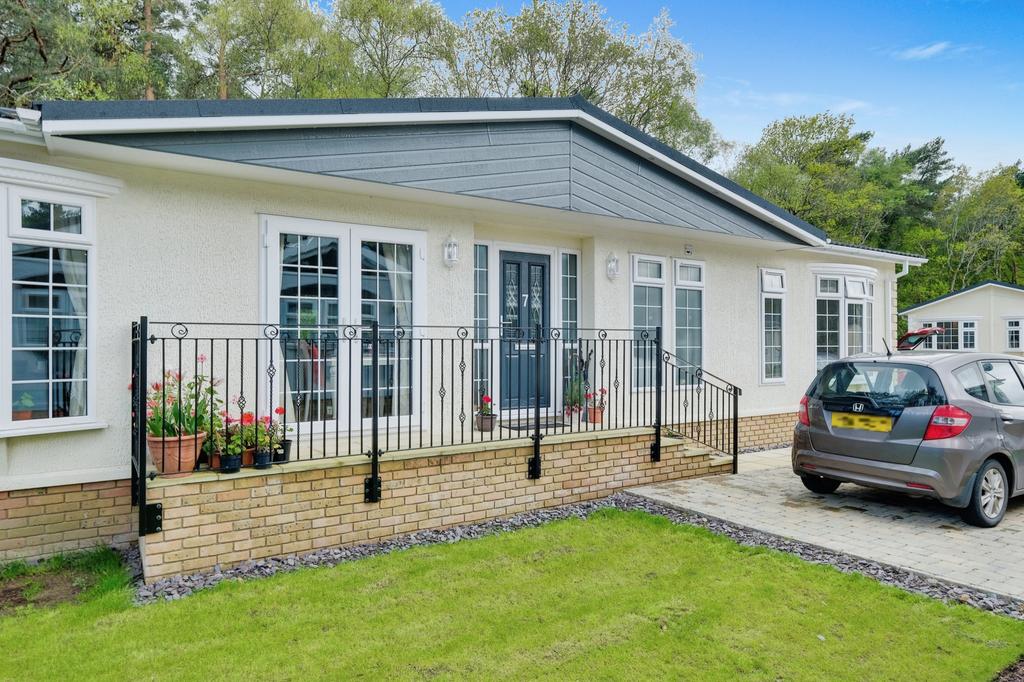Christchurch, Dorset, BH23 2 bed park home for sale £300,000