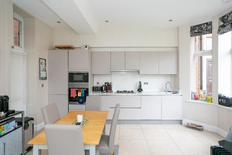 2 bedroom semi-detached house for sale - Marlborough Drive, Bushey, WD23