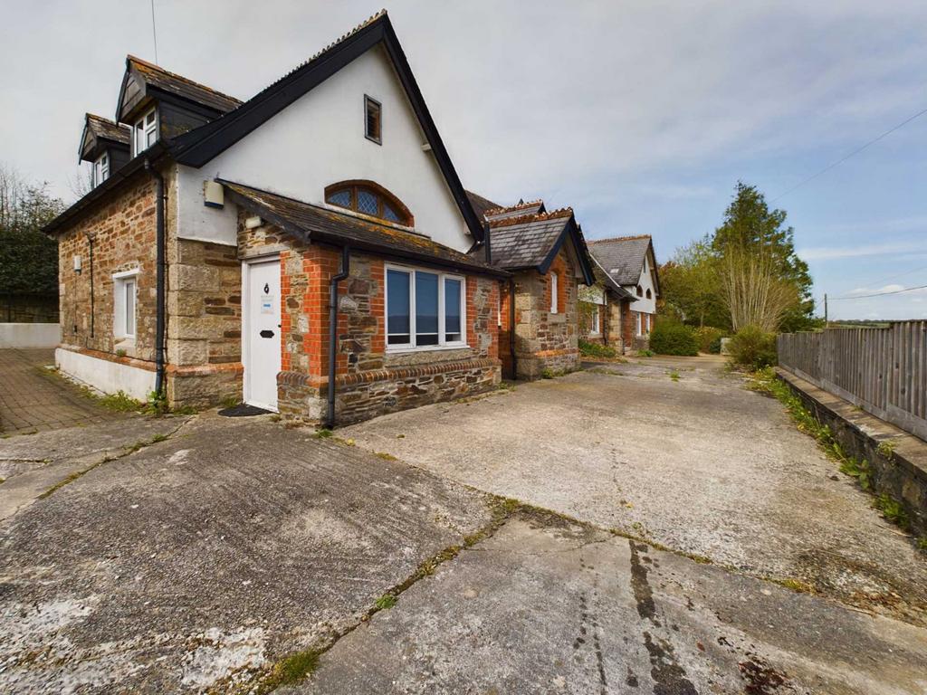 Chilsworthy 7 bed detached house for sale £700,000