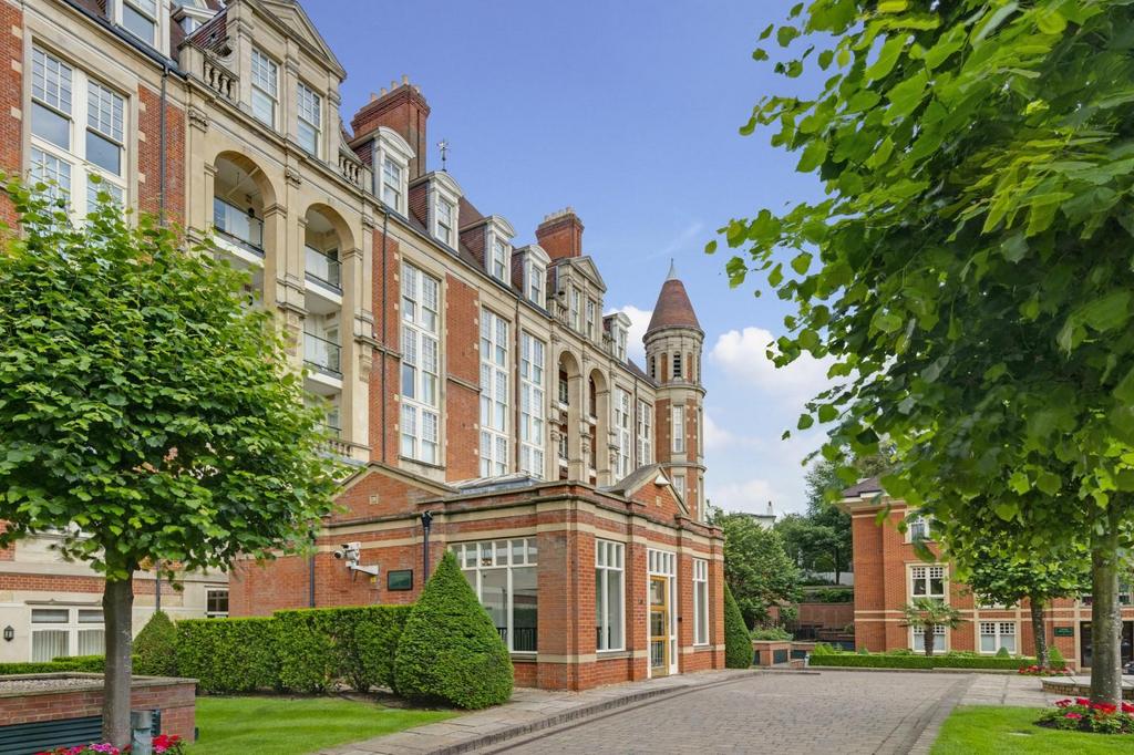 Gainsborough House, Mount Vernon, Hampstead, London, NW3 3 bed flat for