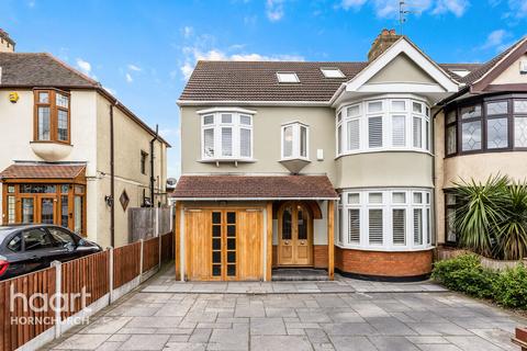 62 Ravenscourt Grove, Hornchurch, RM12 6HH