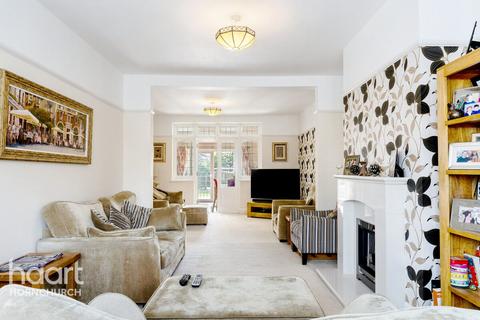 62 Ravenscourt Grove, Hornchurch, RM12 6HH