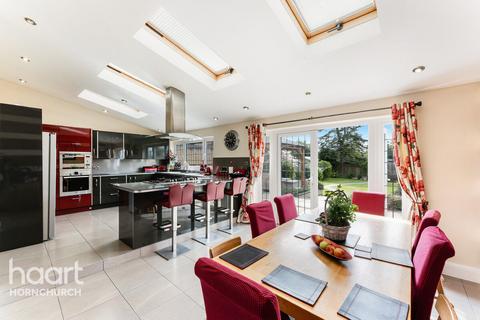 62 Ravenscourt Grove, Hornchurch, RM12 6HH