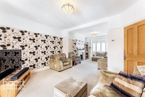 62 Ravenscourt Grove, Hornchurch, RM12 6HH
