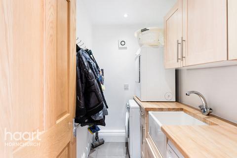 62 Ravenscourt Grove, Hornchurch, RM12 6HH