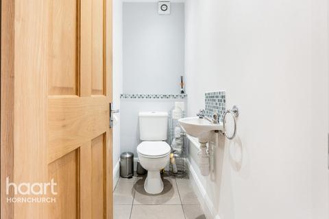 62 Ravenscourt Grove, Hornchurch, RM12 6HH