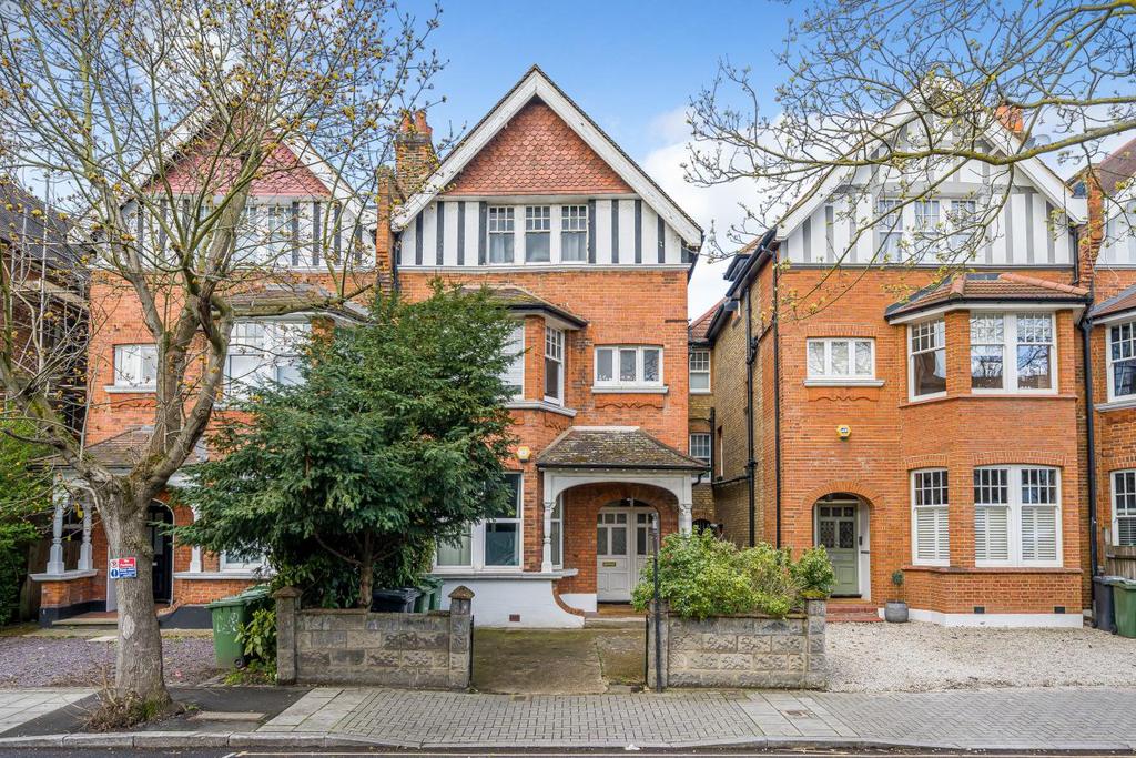 Riggindale Road, Streatham 2 bed flat for sale £475,000