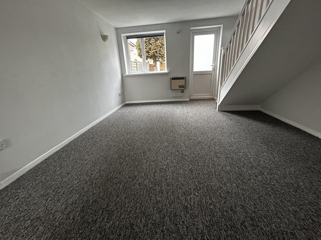 Oaktree Crescent, Bradley Stoke BS32 2 bed terraced house £1,200 pcm