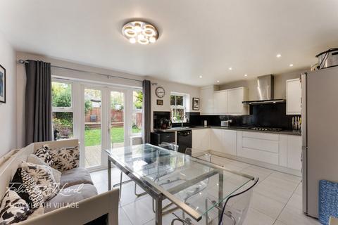 26 Barlow Drive, London, SE18 4NE