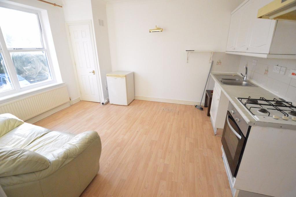 Stately Court, 2931 Studley Road, Luton, Bedfordshire, LU3 1BB 1 bed apartment £140,000