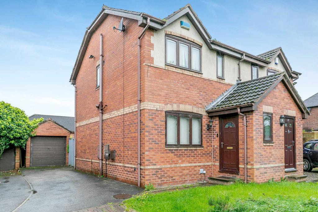Pembroke Close, Morley 3 bed semidetached house £950 pcm (£219 pw)