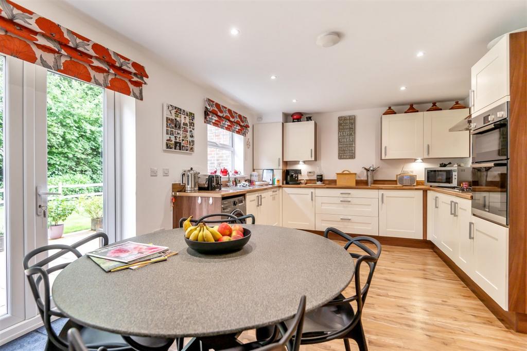 Buttinghill Drive, Cuckfield... 5 bed detached house £900,000