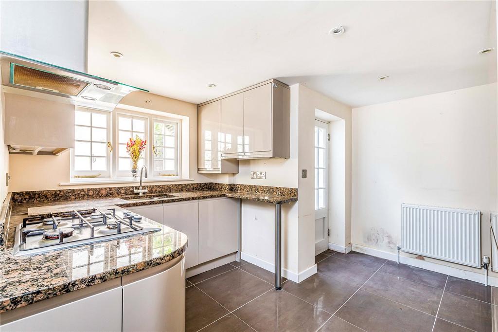 West Pallant, Chichester, West Sussex, PO19 2 bed terraced house for