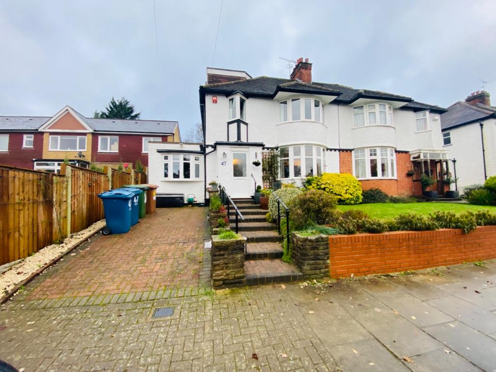 Whitchurch Gardens, Edgware HA8 4 bed semidetached house £875,000
