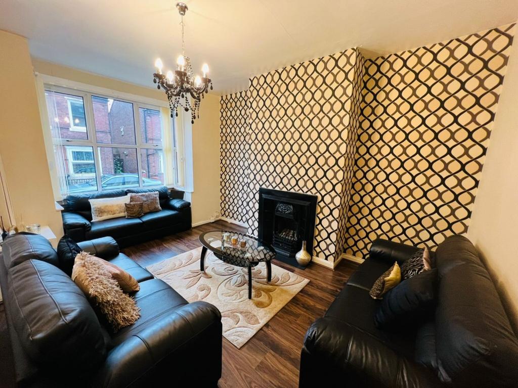 Ivanhoe Street, Dudley, DY2 0YA 2 bed terraced house £825 pcm (£190 pw)