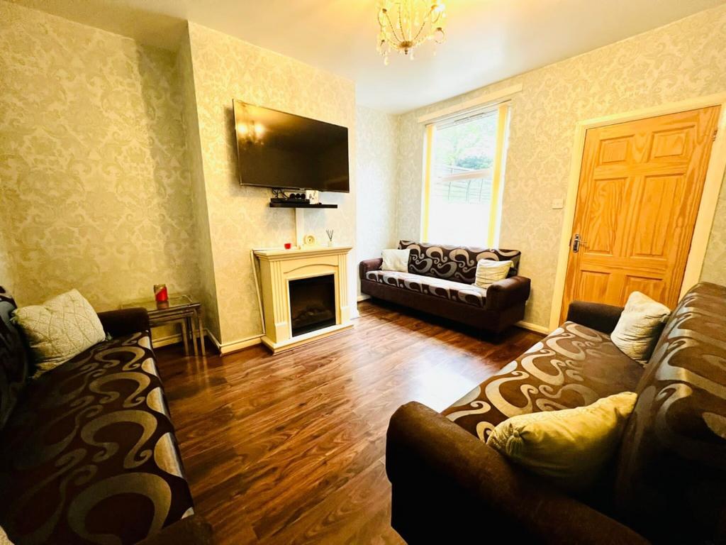 Ivanhoe Street, Dudley, DY2 0YA 2 bed terraced house £825 pcm (£190 pw)