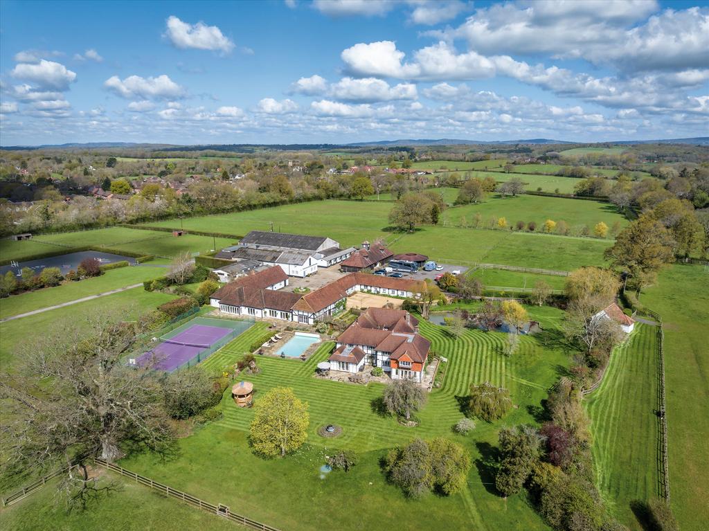 Lyons Road, Slinfold, Horsham, West Sussex, RH13 5 bed detached house