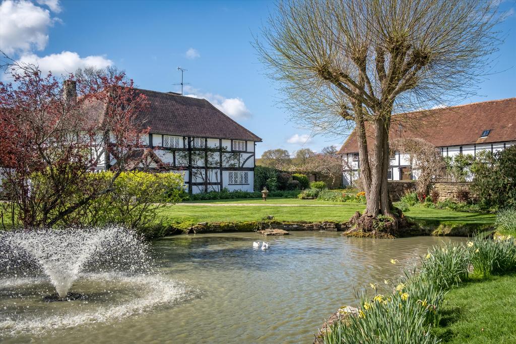 Lyons Road, Slinfold, Horsham, West Sussex, RH13 5 bed detached house