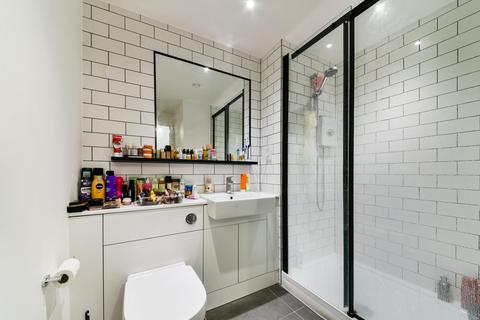 Studio to rent - Fairbank House, London, NW4