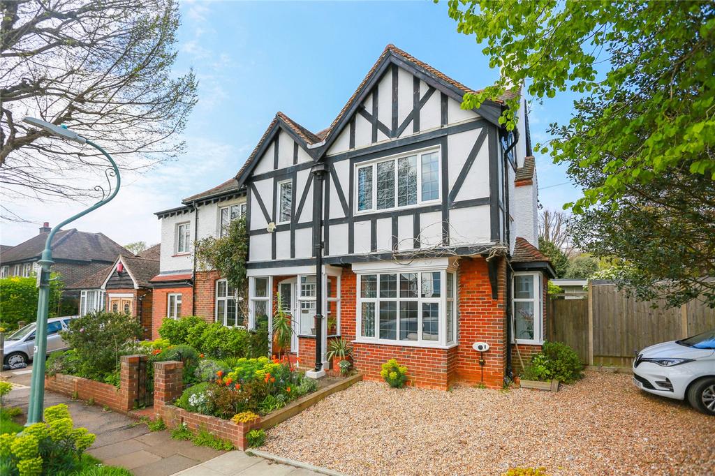 Hove Park Road, Hove, East Sussex, BN3 4 bed detached house £4,350