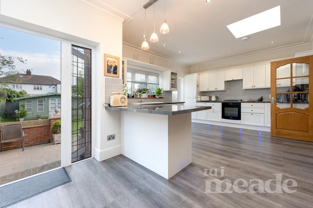 Underwood Road, Chingford, E4 4 bed semidetached house for sale £815,000