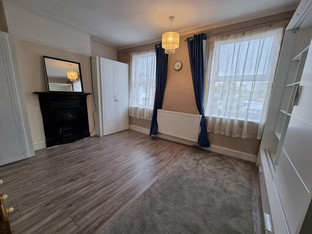 Eustace Road, Romford, Essex, RM6 2 bed terraced house £1,800 pcm (£415 pw)