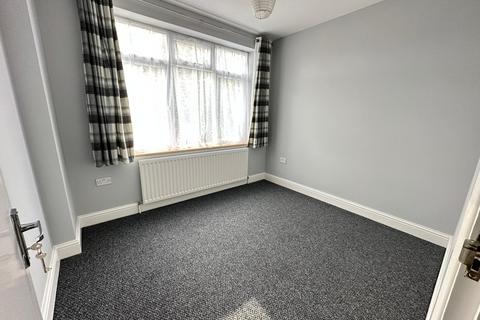 2 bedroom terraced house to rent - South Park Road, Ilford IG1