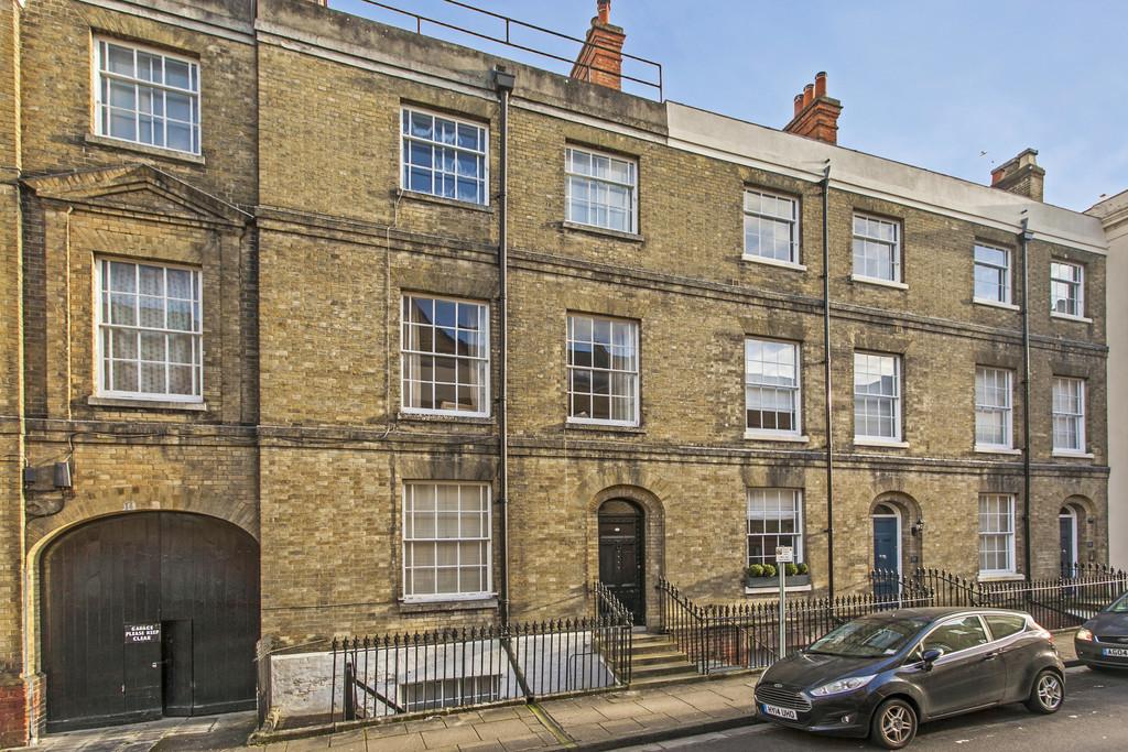 St Peter Street, Winchester, SO23 2 bed apartment £1,400 pcm (£323 pw)