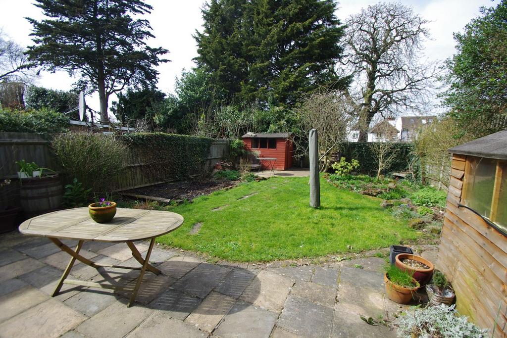 Mildred Avenue, Watford, WD18 4 bed semidetached house £2,500 pcm (£577 pw)