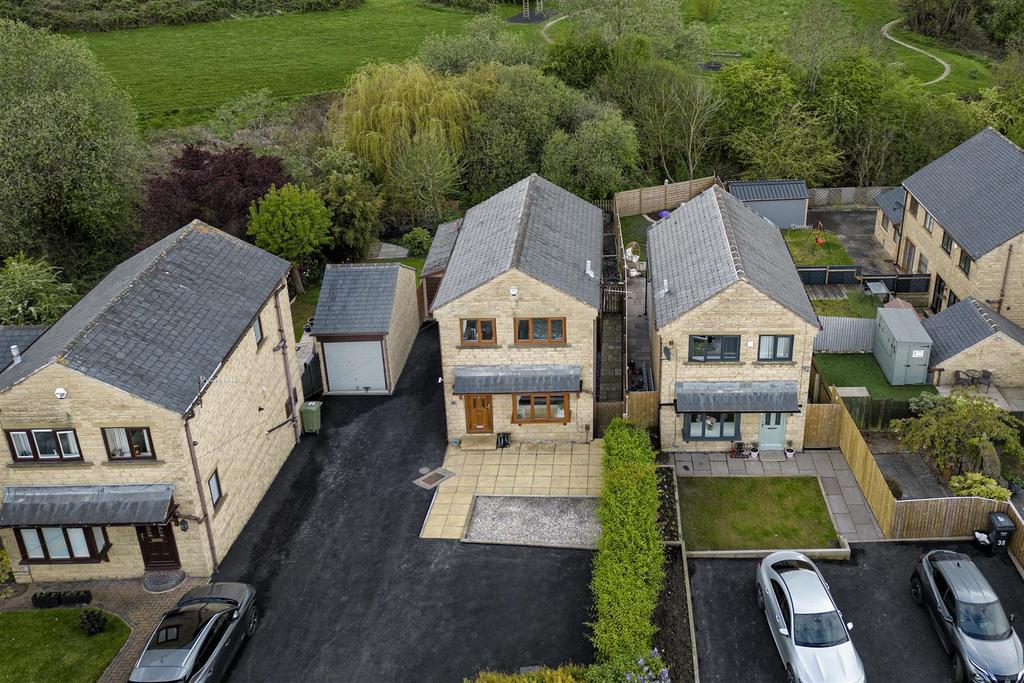 Caldercroft, Elland 3 bed detached house £242,500