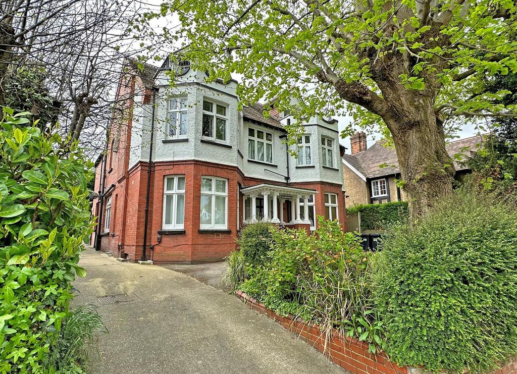 Cavendish Road, Redhill 1 bed flat for sale £210,000