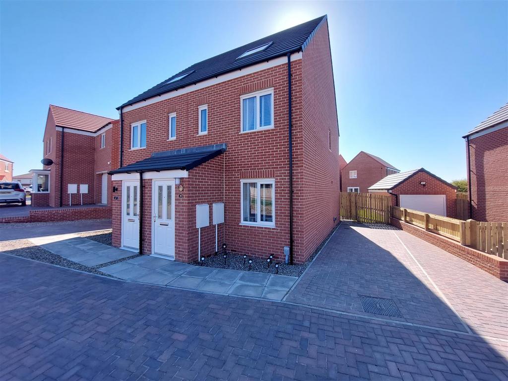 Ernest Avenue, Cayton, Scarborough 4 bed semidetached house for sale