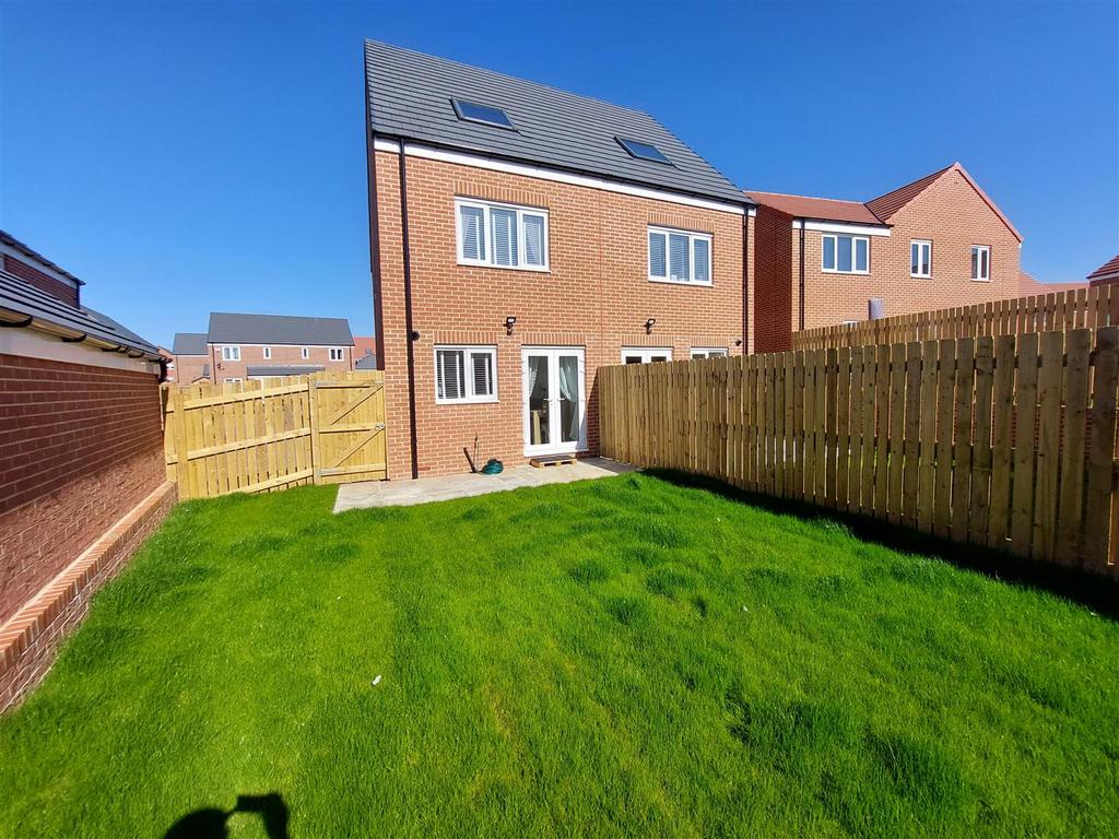Ernest Avenue, Cayton, Scarborough 4 bed semidetached house for sale