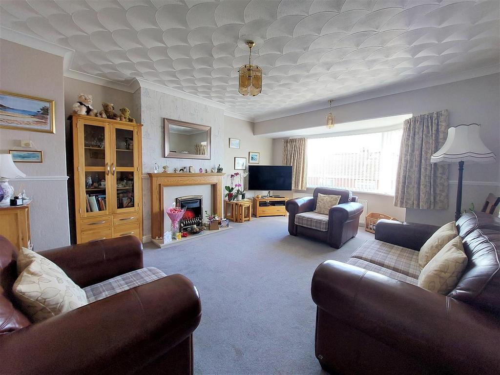 Burtondale Road, Crossgates, Scarborough 2 bed semidetached bungalow for sale £215,000