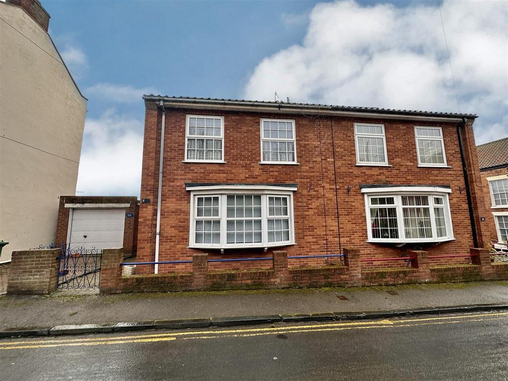 Longwestgate, Scarborough 3 bed semidetached house £240,000